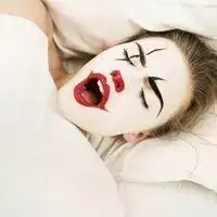 很安静的孤单女生图片