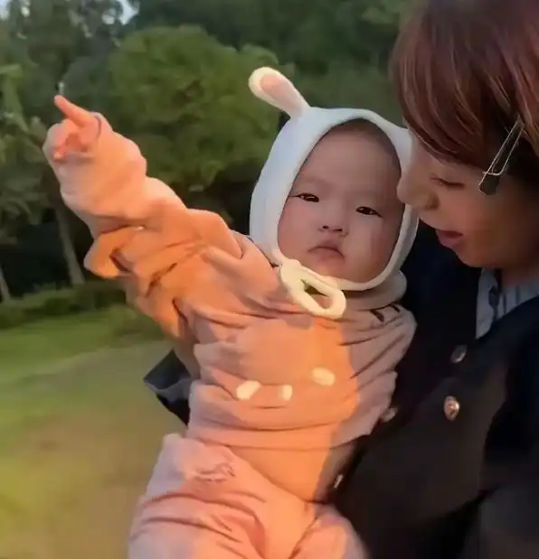 王思聪日本租游艇出海,女伴已换成外国美女,黄一鸣带着孩子蹦迪
