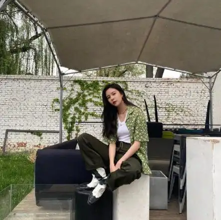 今夏必火的消暑穿搭,杨幂朴秀荣下场示范,逛街出游你用得上