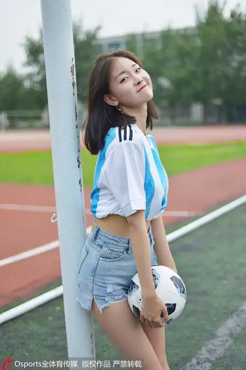 高清图美女一字马秀美腿青春洋溢助威阿根廷