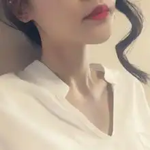 女生头像不露脸全景红唇