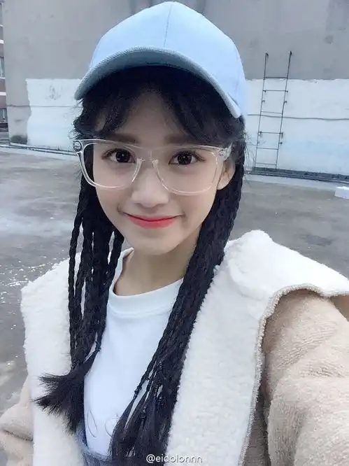 戴眼镜美女头像短烫发岔