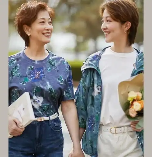 四五十岁的女人,夏天别总穿黑白配,学会把控颜色更显高级