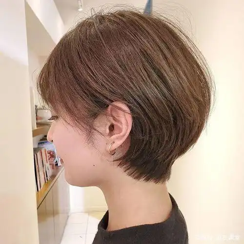 从戚薇的波波头发型,看今年流行的气质短发,选对发型更有女神范