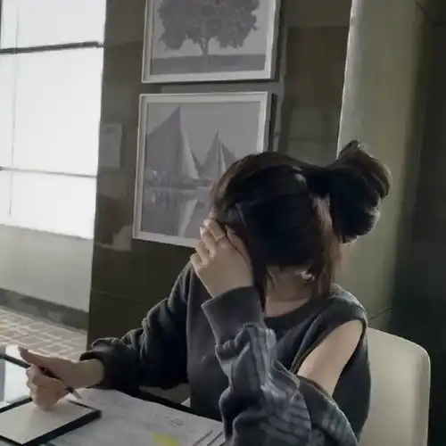 神仙不露脸女生头像热闹街头车水马龙你捧着花为谁而来自愈系文案