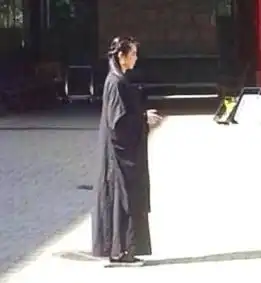 54岁王祖贤被偶遇,穿短裙背影似少女,脸却浮肿僵硬认不出