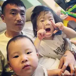 王永珀晒俩萌娃,帕托躺枪
