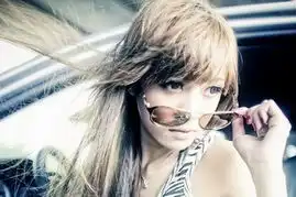 完美事业线时尚少女车模性感撩人
