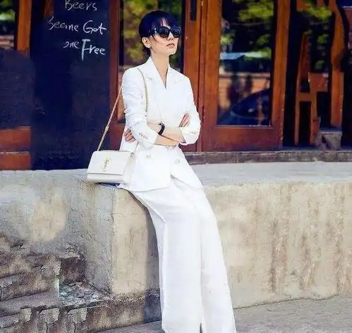 袁泉和马伊琍流行黑白配穿搭,简约洋气高贵,人人都能驾驭