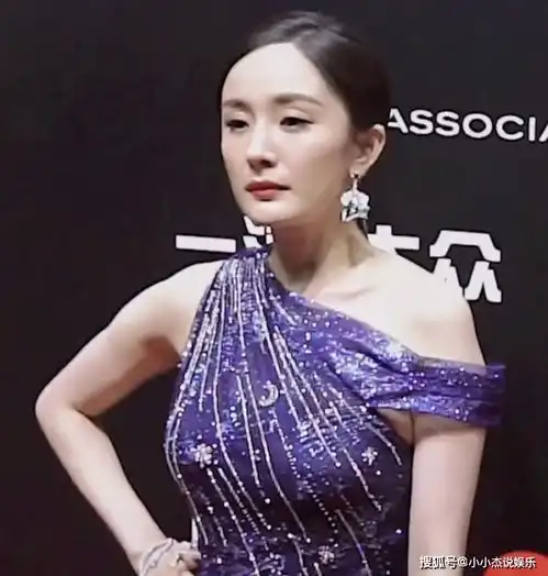 杨幂参加活动,皮肤白净眼神勾人宛若少女,不像生过孩子