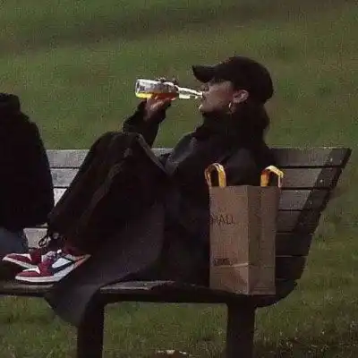 女生戴帽子超霸气头像作为一个时尚青年