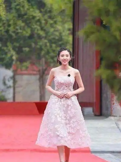 唐艺昕真会搭,粉色抹胸连衣裙,不仅显瘦还减龄