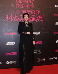 许晴50岁了但她的私服穿搭知性俏皮又少女,感觉只有30岁