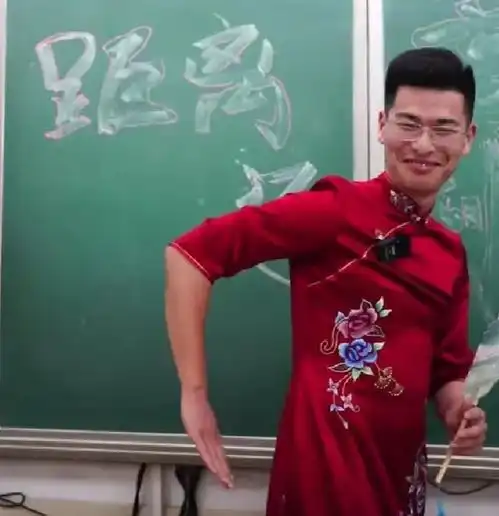 男老师穿旗袍为高考学生打气,如何才能让学生保持良好心态