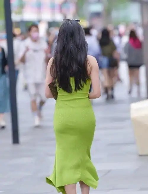 连衣裙的紧身穿搭,勇敢追求新鲜感受,又甜又酷
