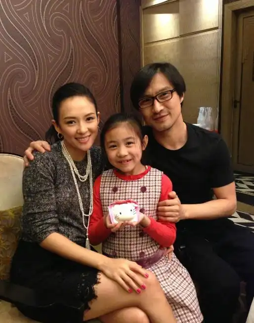 汪峰大女儿近照曝光,16岁小苹果化浓妆衣着性感,气质显成熟
