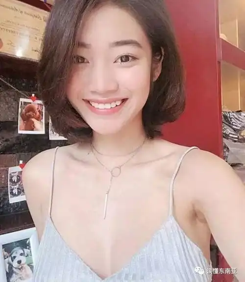 越南女孩牵狗取钱背影照走红称可以没男友但必须有狗