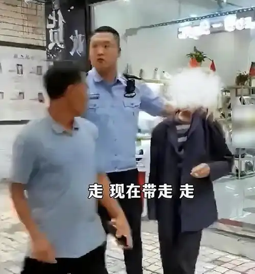 为老不尊老人学校门口尾随女学生,做出不良行为,被监控拍下