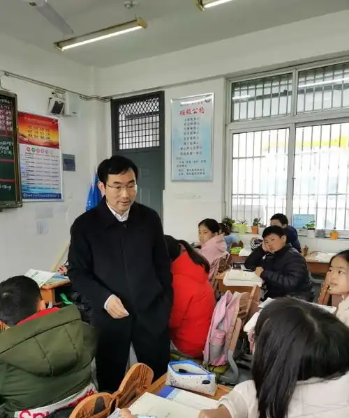 乡村男校长免费给6年级女生备卫生巾真校长,点赞