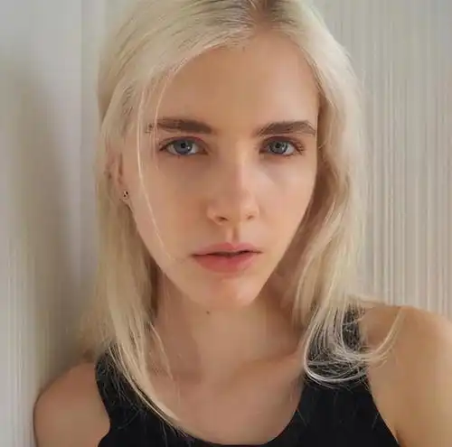 中国大厨出国打工,娶小5岁澳洲美女,三年后妻子痛哭,直言后悔