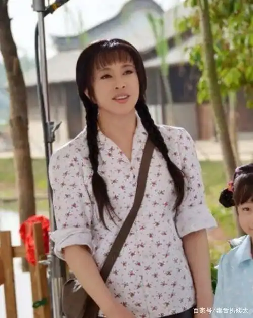 杨颖机场惊魂暴打粉丝刘晓庆高调变脸费玉清拖延退圈时间