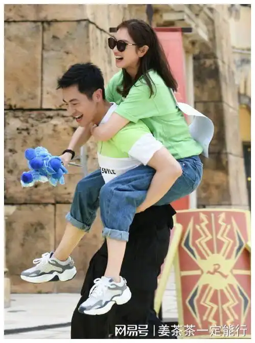 朱亚文带妻女出游,一家四口坐车顶耍酷超拉风,俩女儿长大了