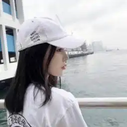 戴帽子女生头像要酷