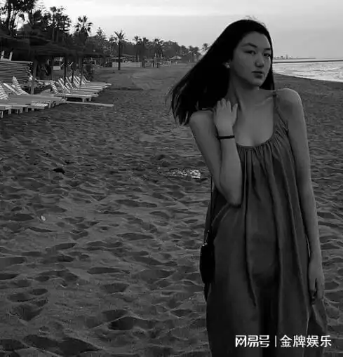 李亚鹏女儿李嫣大胆秀泳衣照这个举动是不是太超前了