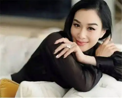 50岁冻龄女神钟丽缇,3段婚姻3个孩子,嫁小12岁嫩草终于翻身