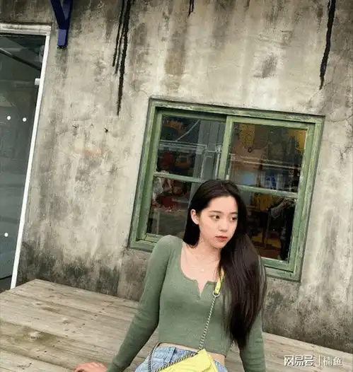 剪了短发的欧阳娜娜好可爱脸蛋微红大秀锁骨,21岁少女感满满