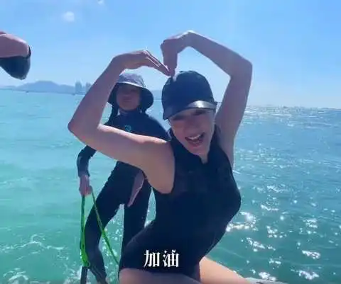 50岁钟丽缇一家四口冲浪,夫妻俩身材性感火辣,女儿大长腿抢镜