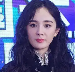 杨幂出席节目发布会,未修图跟精修图差距大,法令纹遮不住