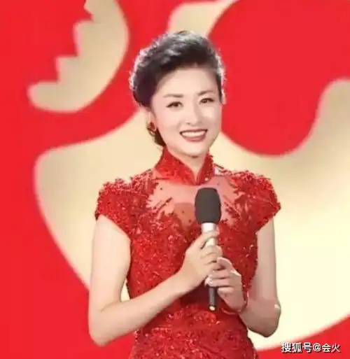 52岁周涛近照似少女,穿白衬衣笑容甜美,看不出来孩子已经15岁