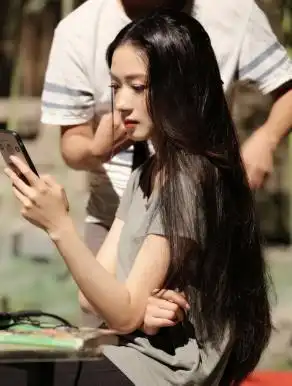 娱乐圈最气质的女星,被胡歌一口亲红,今女儿1岁老公身份成谜