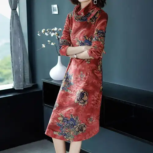 过45岁女人就该打扮嫩一点,欧版羊毛裙配短靴,时髦的不得了