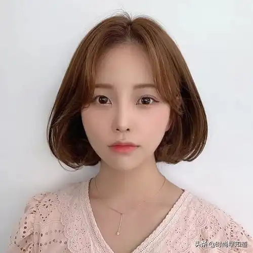 今年很流行的女生烫发,简单烫个型,时髦又减龄