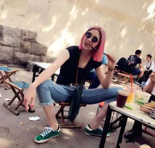 豪放的女排姑娘一人街边撸腰子吃得香,一人一顿饭二两白酒