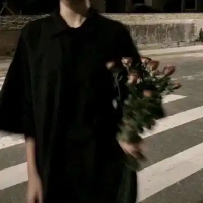 手里拿花的男生头像单身头像想恋爱了