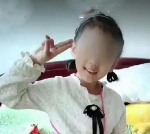 泯灭人性一6岁女童遭亲妈伙同男友残忍虐待