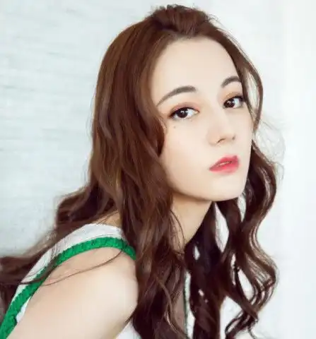 迪丽热巴又换发型剪掉十年长发换寸头显英气,果然颜值高就任性