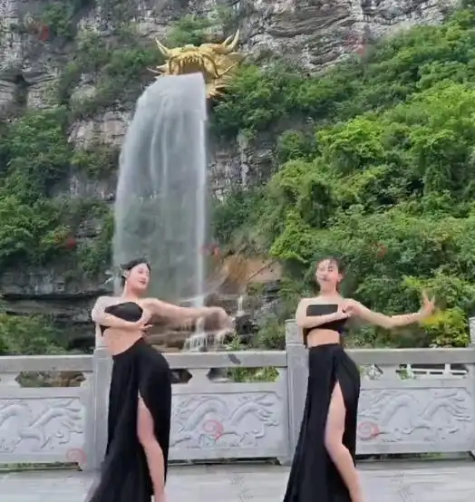 贵州两名女子在瀑布下跳舞吸引眼球,游客龙头好像在流口水