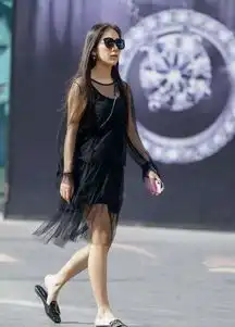 街拍墨镜美女出街一身黑色打扮,长得美还低调什么