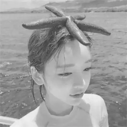 微笑的女生黑白头像图片,笑得很治愈受伤的人用的