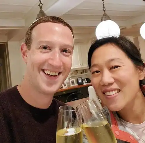 脸书创始人一家4口海边度假35岁华裔妻子罕见穿比基尼,太显老