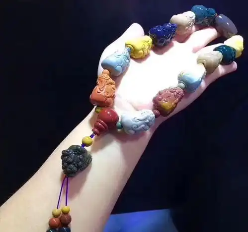阿拉善玛瑙的色彩是独一无二的,雕刻一串貔貅竟然没有重色的