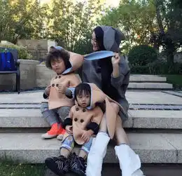 邹市明一家四口扮兔子爸妈秀恩爱轩轩被冷落