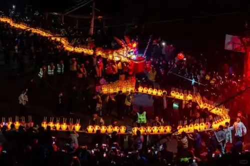 非遗板凳龙祈福迎龙年好运在瓶窑老街过年味十足的元宵盛宴