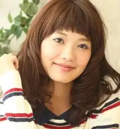 甜美女生柔美卷发设计修颜扮嫩必备