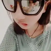头像女生戴帽子和墨镜名