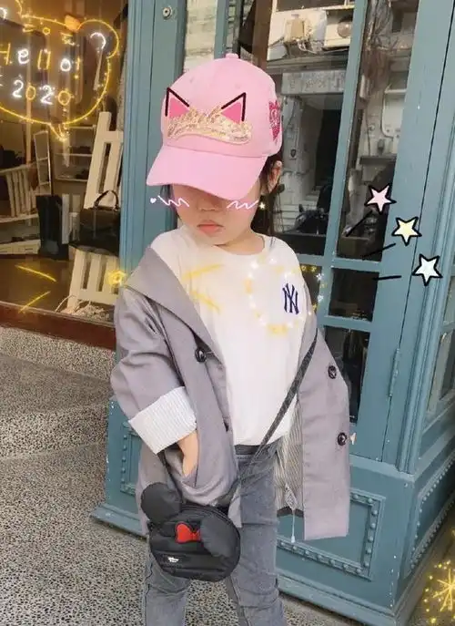 3岁米粒美成别人家女儿和伊能静穿亲子装摆pose,星范不输妈